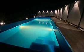 Le Poshe Beachview - Tie